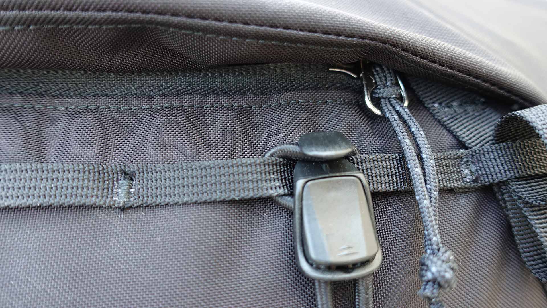 Arc'teryx Brize 32 Backpack - External Pocket Zipper