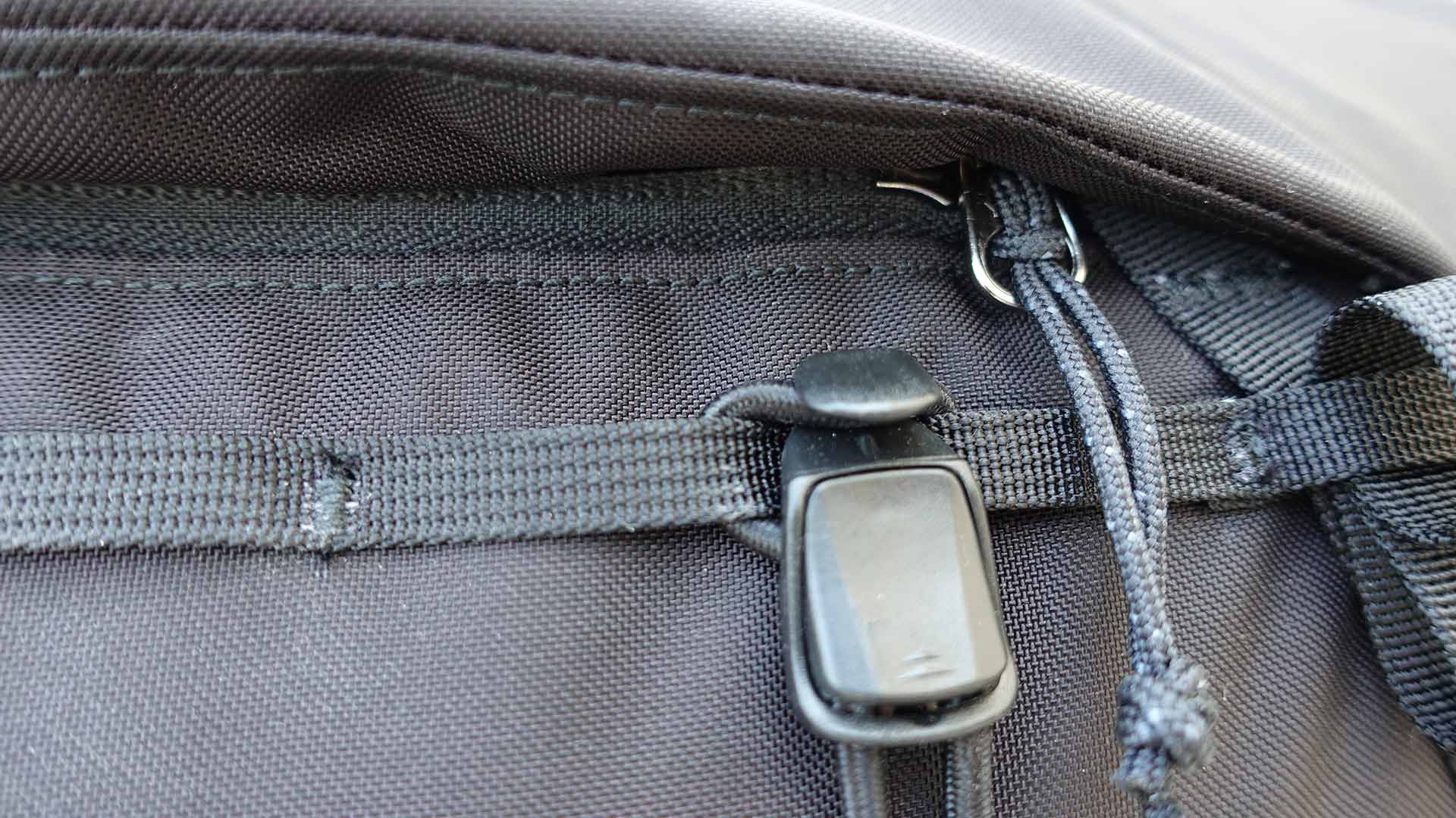 Arc'teryx Brize 32 Backpack - External Pocket Zipper
