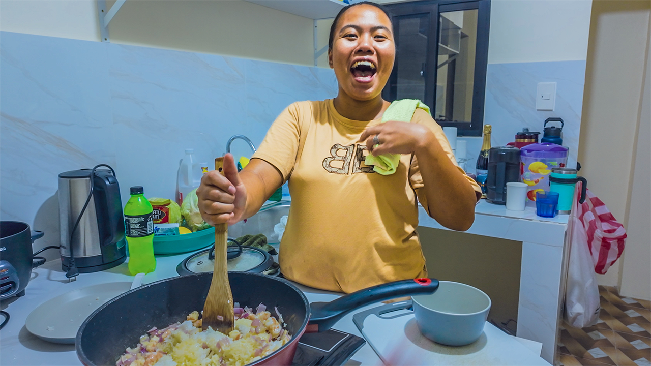 Barbecue Pork, Full Rack of Hot Dogs, & Shrimp Fried Rice! Fatima and Janice Help Me Cook Supper.