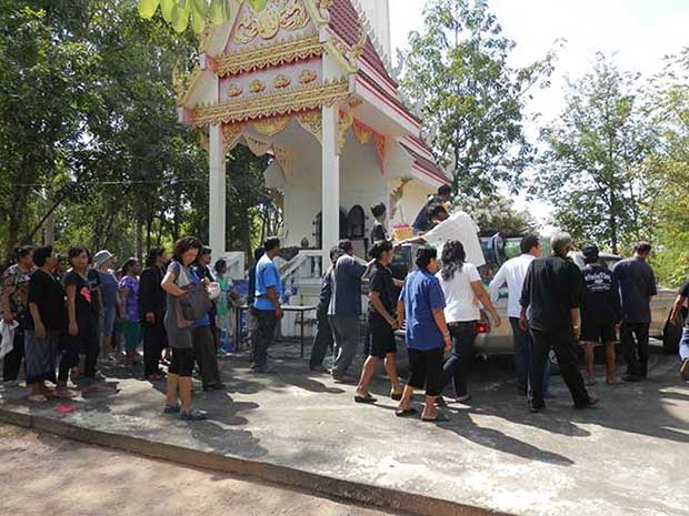 A Funeral in Thailand - Circling the Temple