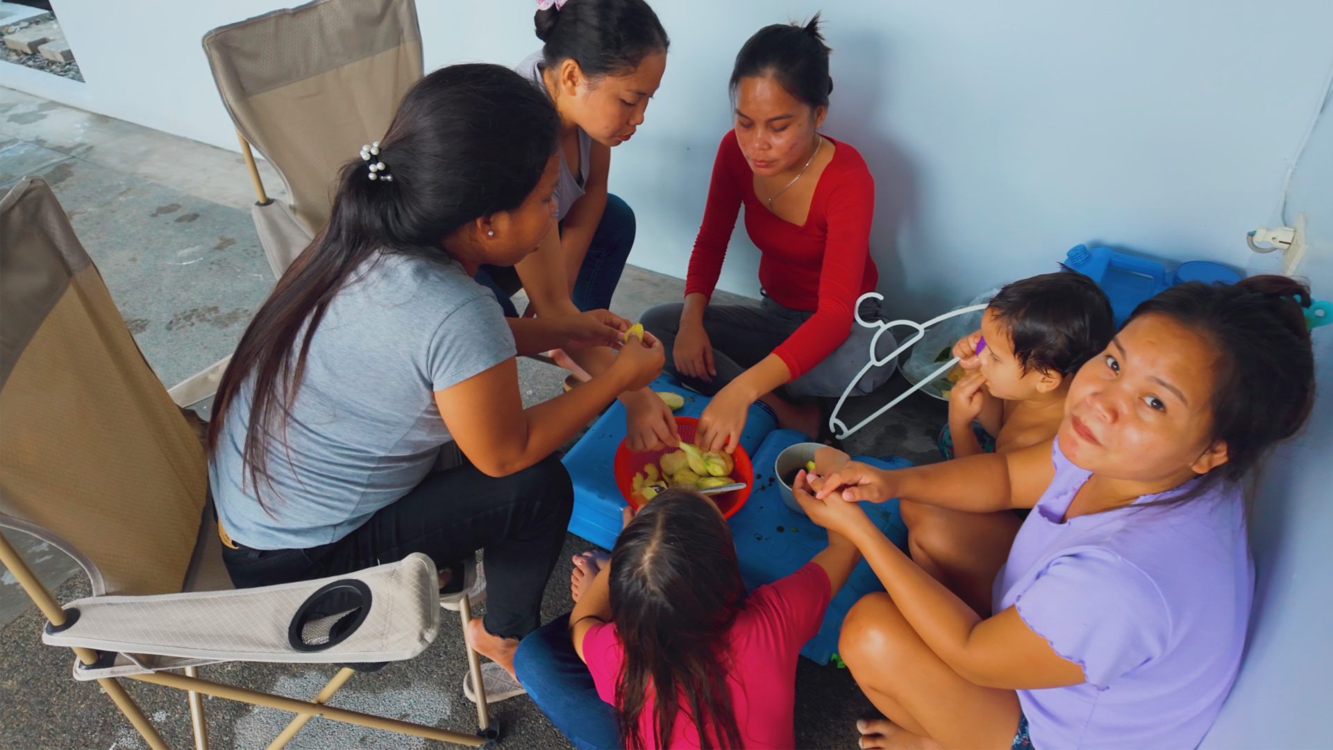Filipinas Quiet Outside? Found Them Eating Mangoes. Pia Cooks Supper. Flo, Madi & Maria Play Jenga.