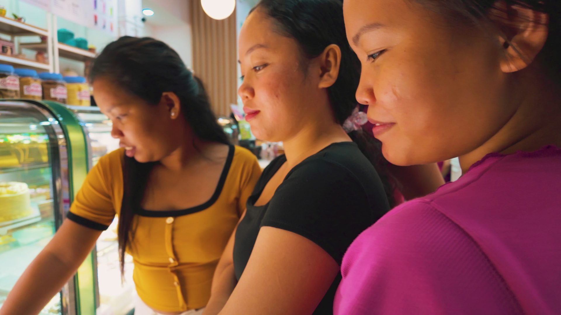 Filipinas Can't Go To Apo Market, Fatima Cuts Flo's Hair, $20 Supper for 7 at the Food Court, Which Cake?