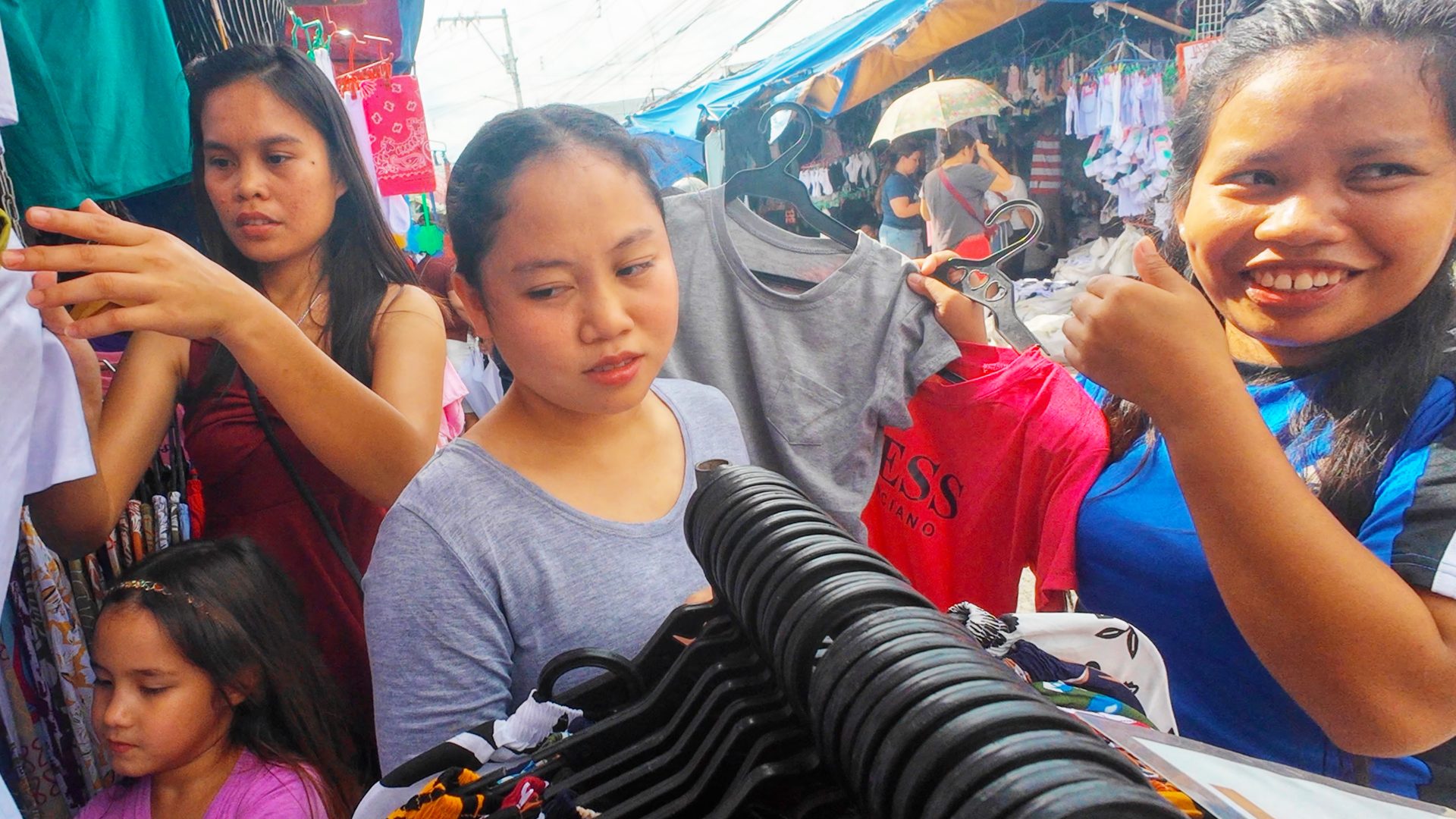 Filipinas Shopping at Apo Market