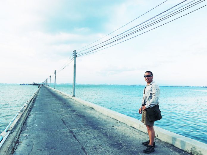 Taking a Walk - Naklua Fishing Pier - Pattaya, Thailand -Sony RX100 V Photography