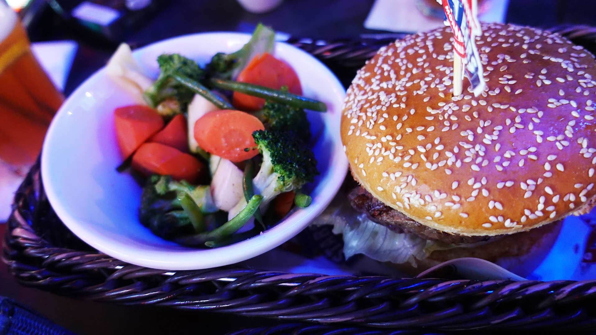 Stars N Bars - Abu Dhabi, UAE - Beef Burger & Sauteed Vegetables