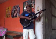 Street Performer at the Market in the Philippines – Mahal Kita