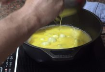 How to Cook Scrambled Eggs in a Cast Iron Skillet